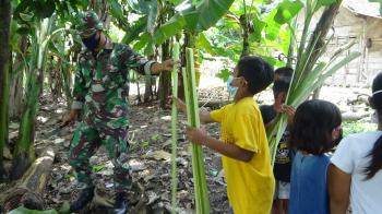  Perang-Perangan, Satgas TMMD Bojonegoro Siapkan Bahan Senjata Mainan